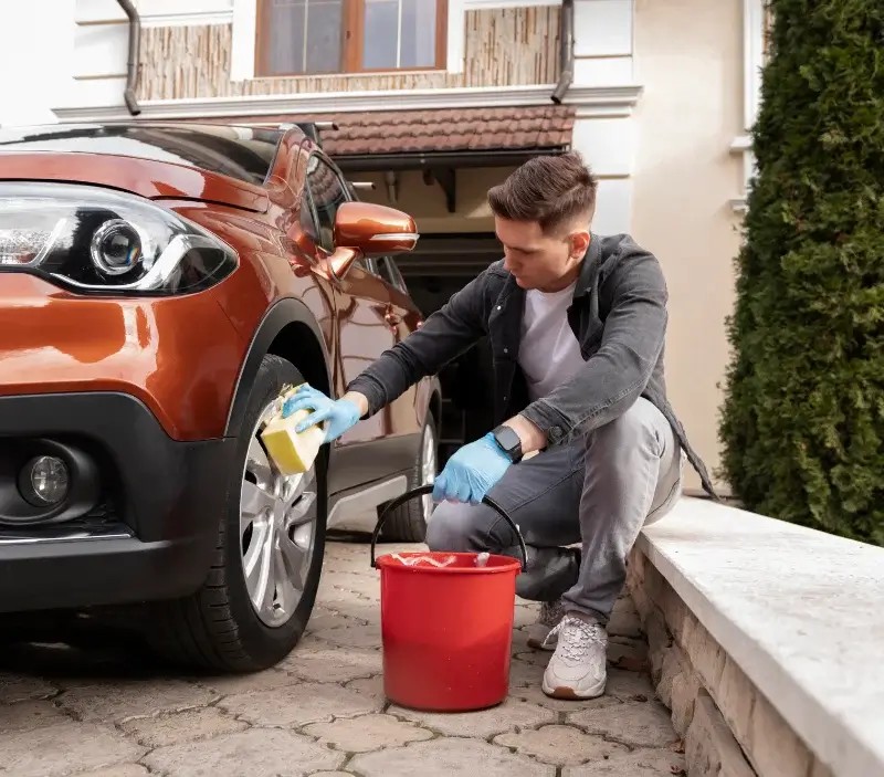 Lavage auto à domicile Maussane-les-Alpilles : professionnel intervenant sur un véhicule